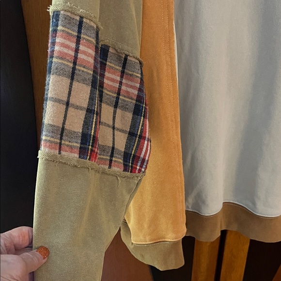 Easel Earth Tone Mixed Media Patchwork Crewneck Sweatshirt w/Plaid Accents - Picture 4 of 9